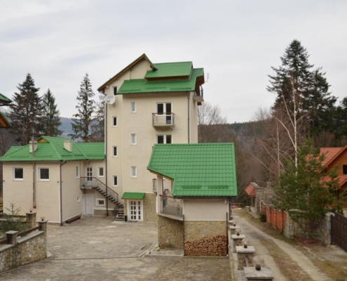Софія Форест Клуб — це затишний готель у Яремчі, всього за 6 хвилин прогулянки від відомого водоспаду Пробій.